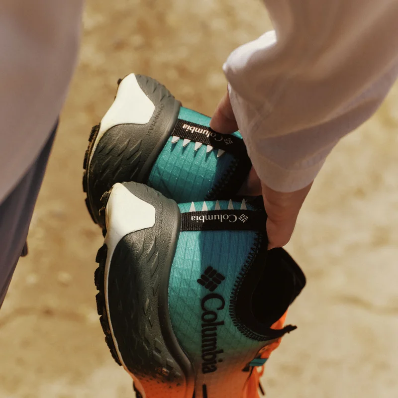 KONOS SPEED TRAIL ATR を手に持つイメージ