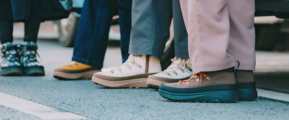 YELLOWTALIL&trade; ICE MAGICを着用している人々の足のズームアップ