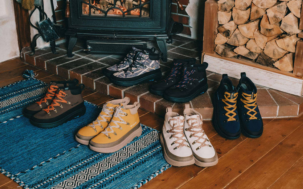 暖炉の前にYELLOWTALIL&trade; ICE MAGICが並んでいる様子