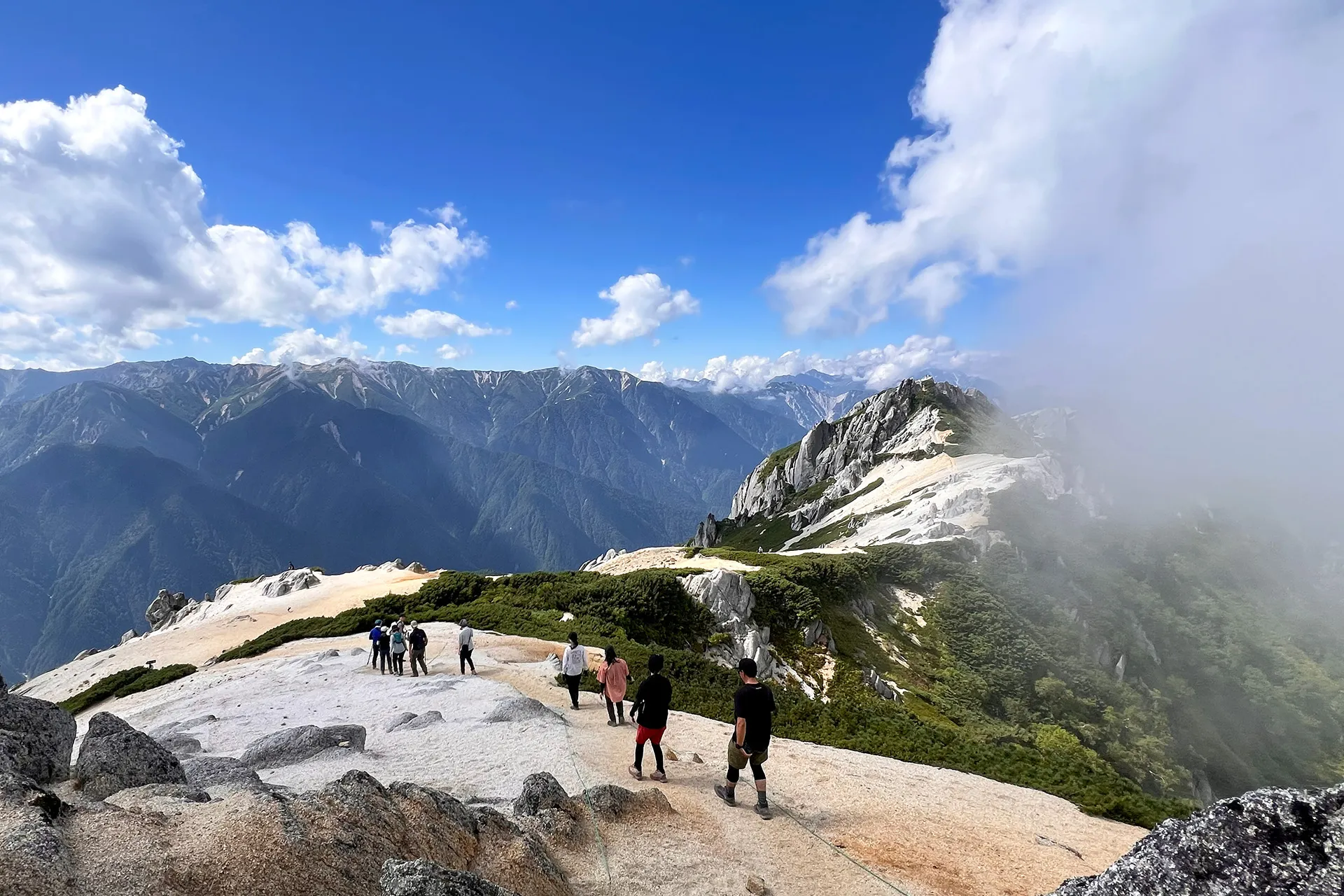 登山学校レポート│北アルプスの女王・燕岳へ。美しい花崗岩と可憐な高山植物に魅了された２日間