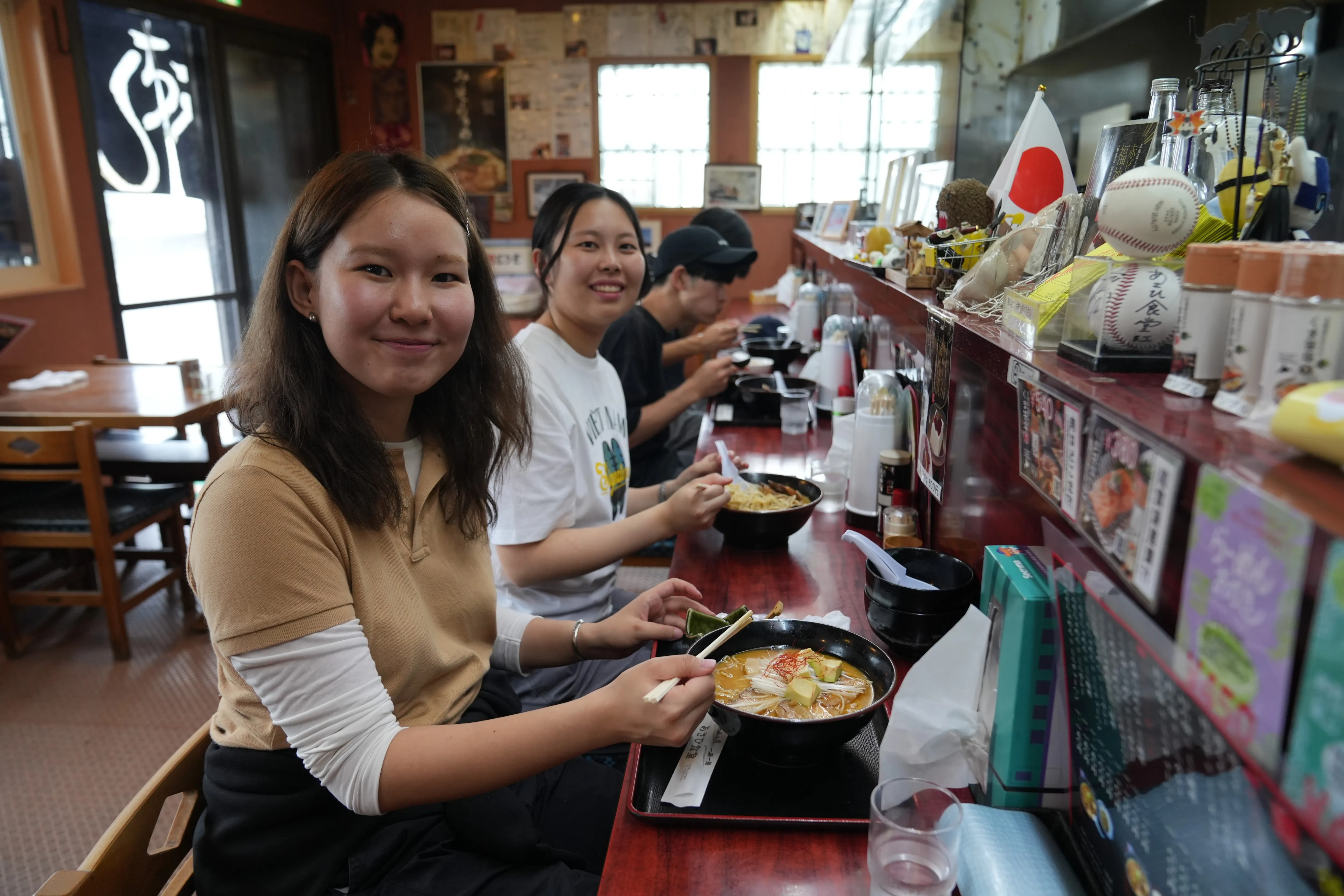 あさひ食堂にて、上川ラーメンを味わう学生たち