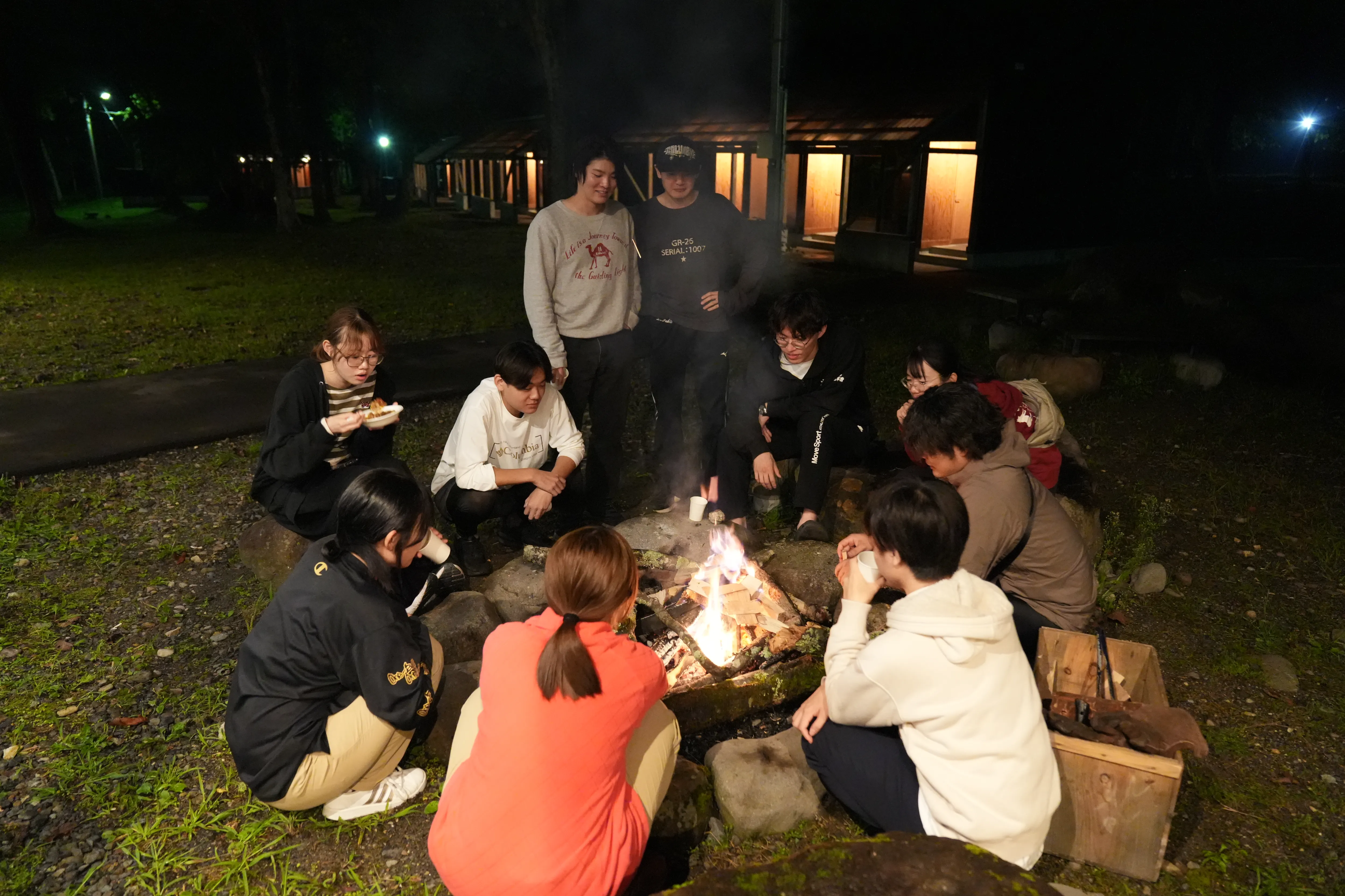 夜のキャンプファイヤー風景
