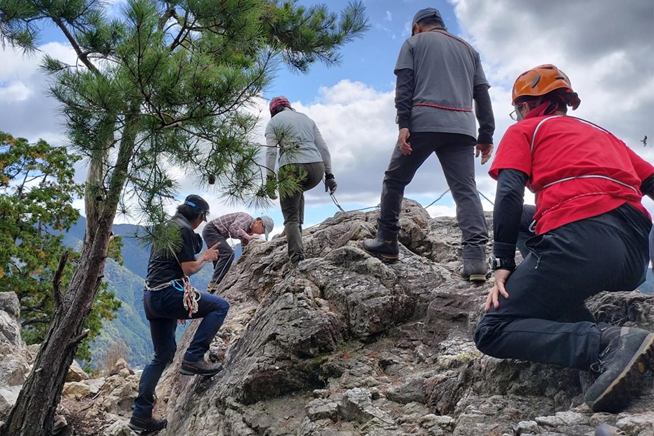 登山学校レポート│京都を代表する歴史的寺院が立ち並ぶ「京都 大原」、その西側に位置する金毘羅山で行うロックトレッキング