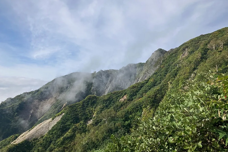 登山学校レポート│長野県小谷村の名峰を歩く、温泉も自然も楽しむ雨飾山登山