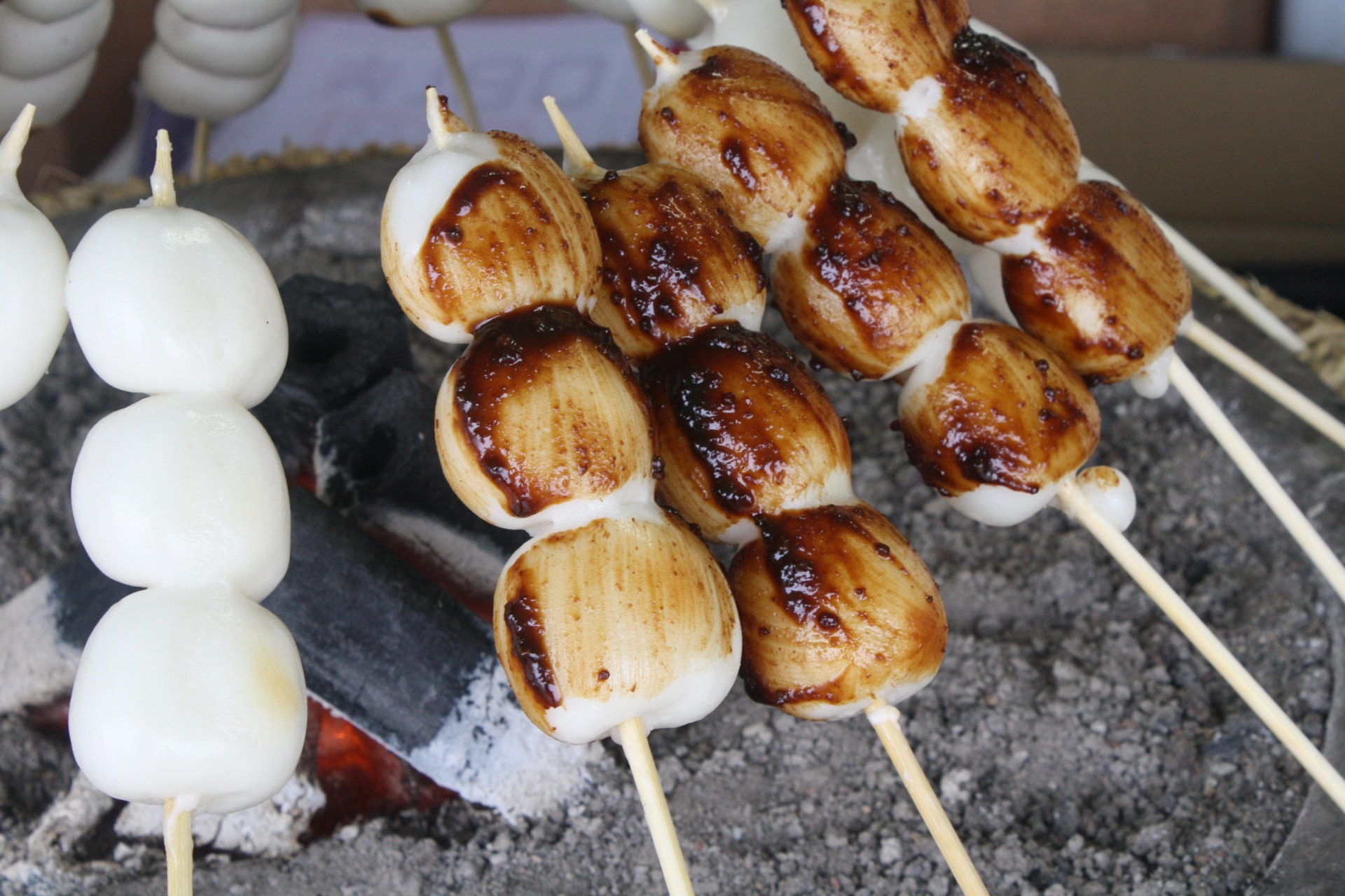 筑波山、ケーブルカーの発着駅である宮脇駅で購入できる名物・焼きだんご
