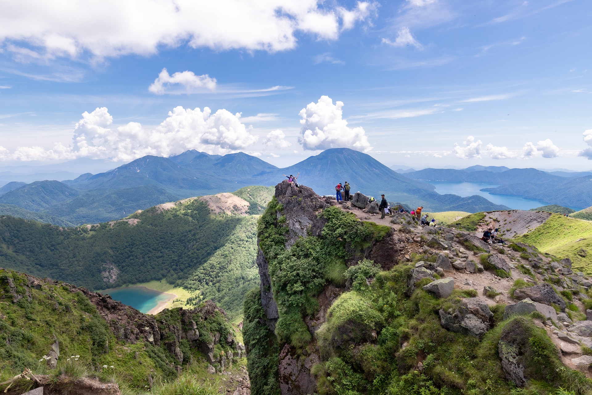 栃木県にある日光白根山の山頂、絶景を楽しめる