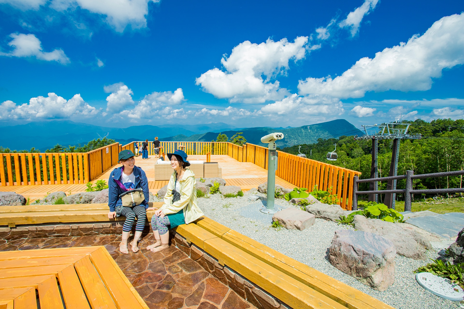 日光白根山ロープウェイの山頂駅エリアで楽しめる天空の足湯