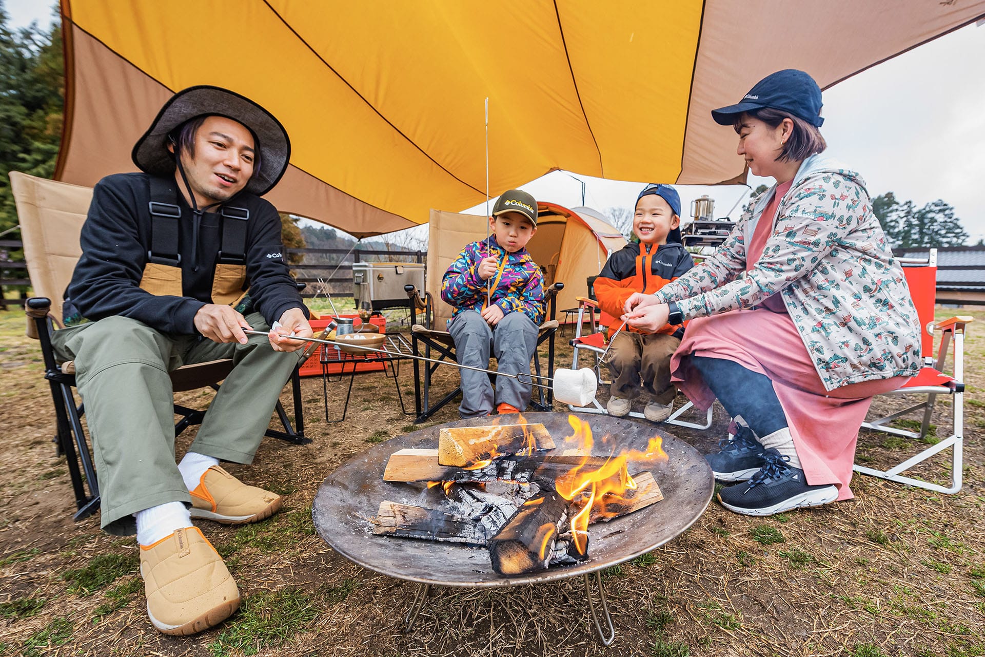 “野あそび夫婦”がレクチャー!初めてのファミリーキャンプ(前編)~昼の過ごし方・テント設営&焚き火体験~