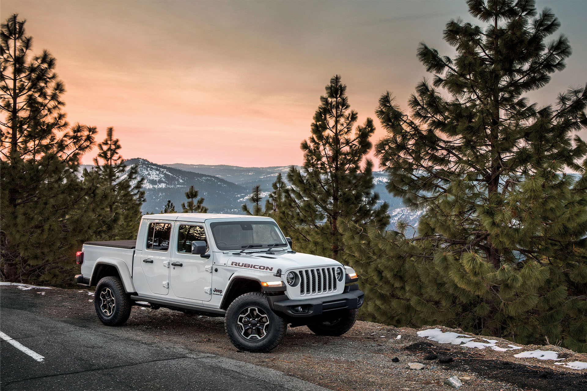 キャンプのプロ・平健一が乗りたい!キャンプにおすすめの最新SUV車・5選