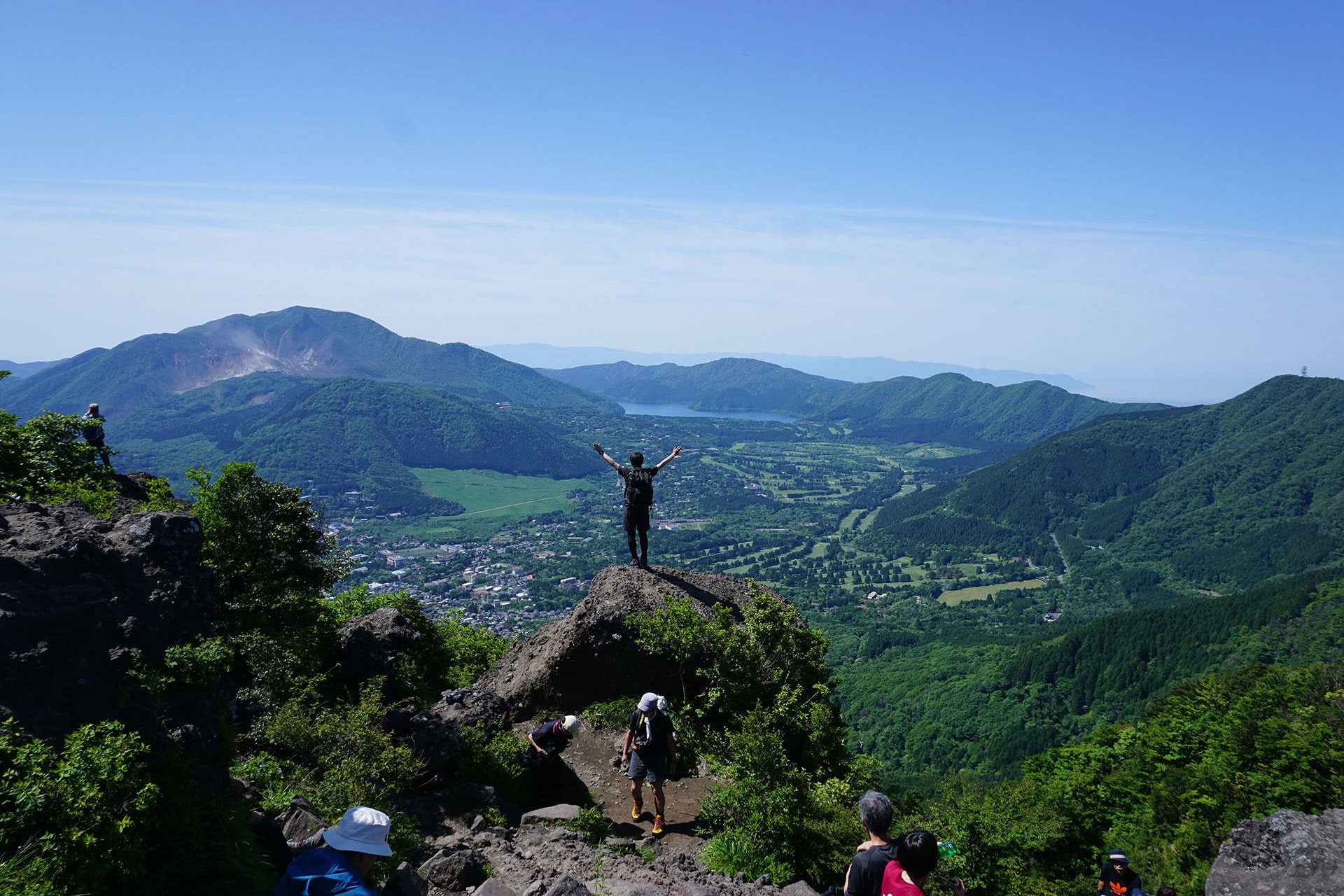 トレイルランで有名な箱根外輪山の北に位置し、神奈川県における日本百名山のひとつである金時山。眼下に広がる絶景が見どころ